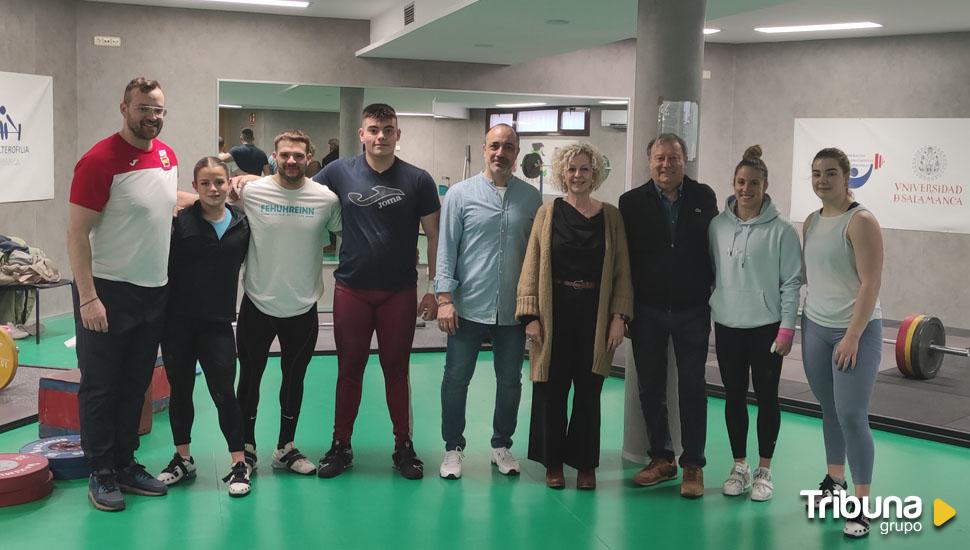 Un grupo de halteras internacionales del Centro de Alto Rendimiento de León entrena en la USAL