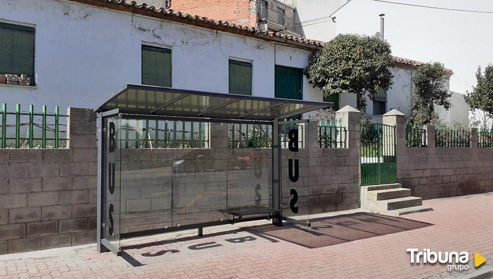 Los albenses cuentan con una nueva marquesina para esperar el autobús en la carretera de Peñaranda