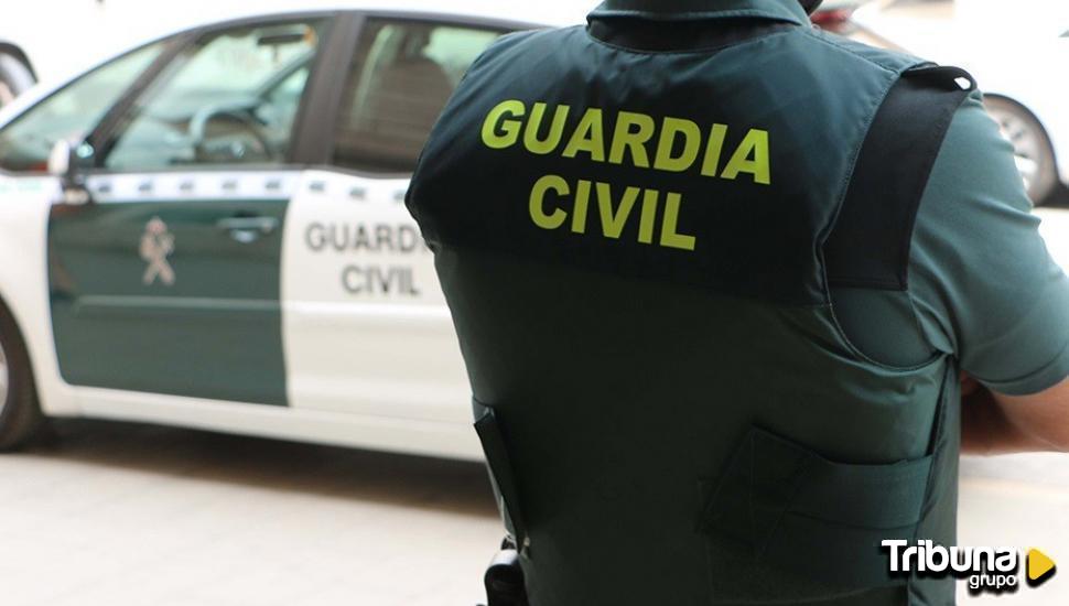 Un guardia civil fuera de servicio evita el robo en el interior de varios vehículos