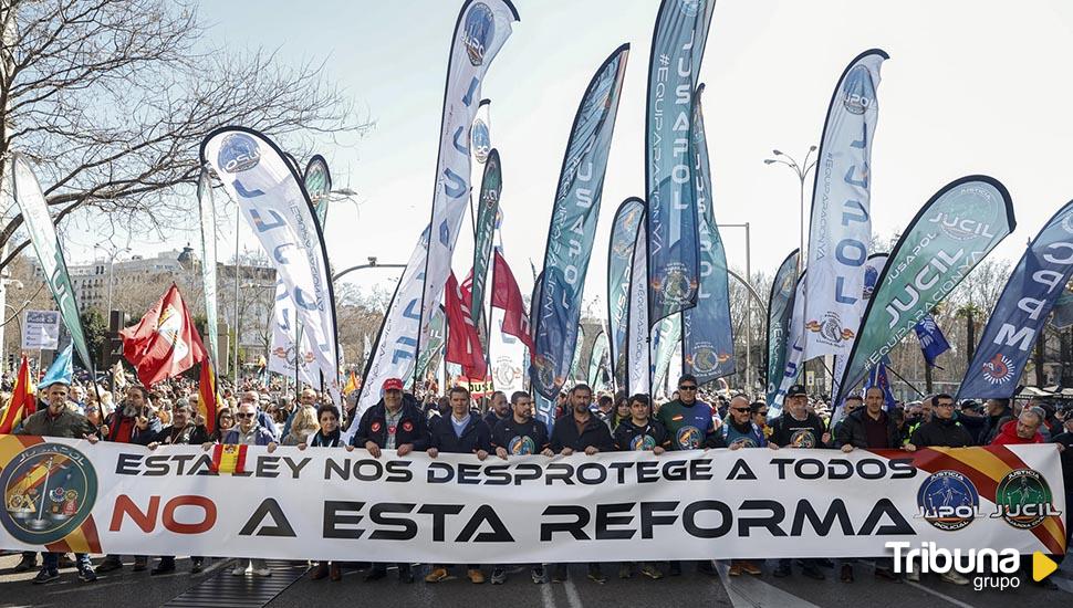 Policías y guardias protestan en la calle contra la reforma de la ley mordaza