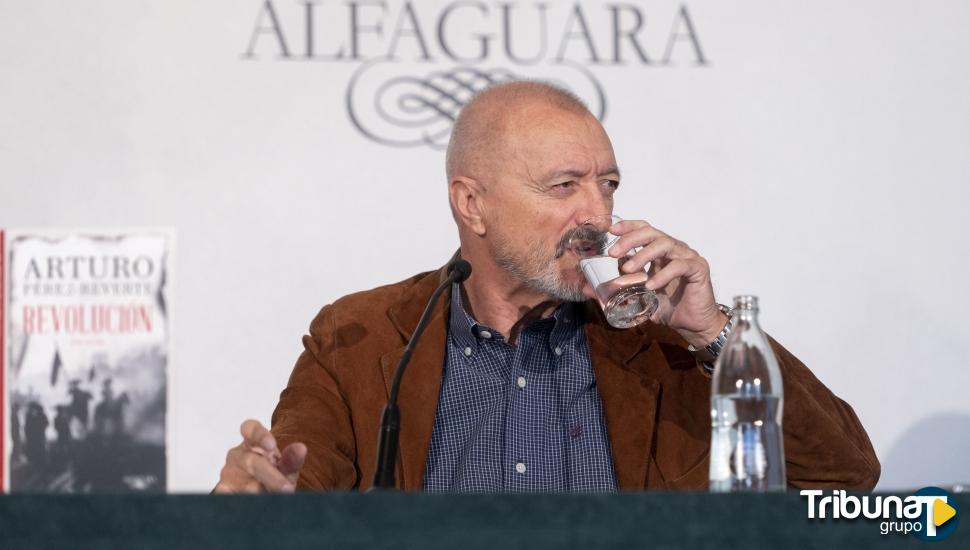 Tilde en 'solo': Pérez Reverte augura un pleno "tormentoso" en la Real Academia