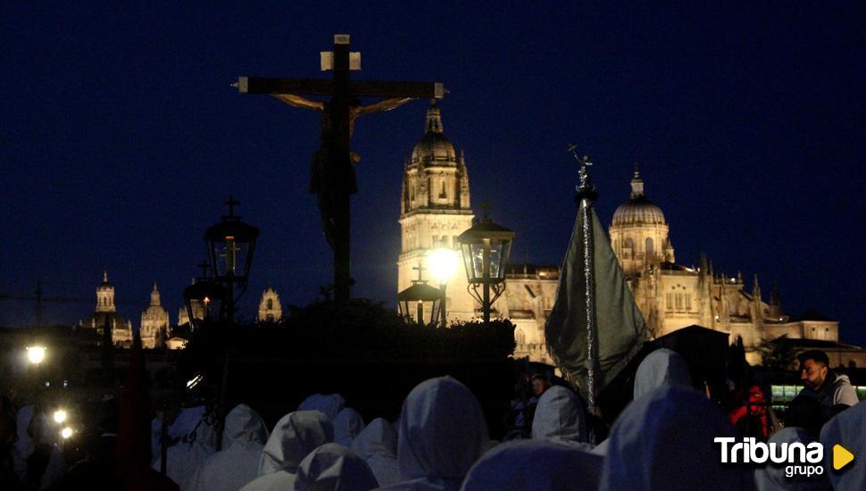 El Cristo del Amor y de la Paz cruza el Tormes y cierra las procesiones del Jueves Santo 