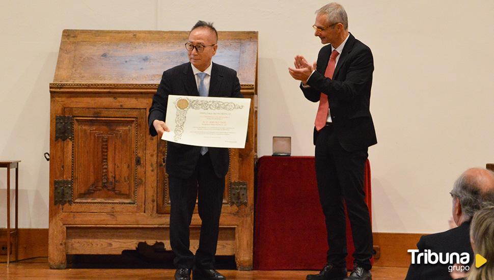 La USAL entrega su medalla a la Asociación Universidad de Salamanca en Japón