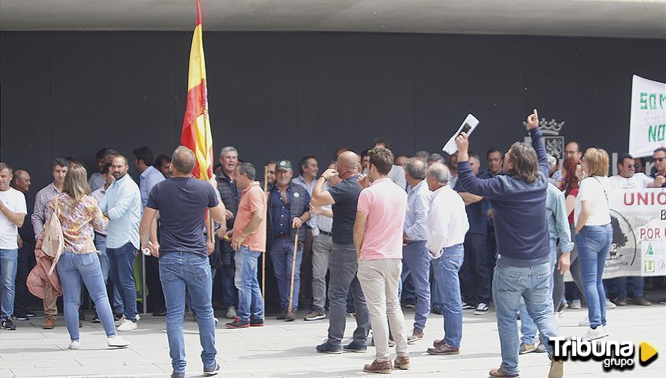 Huevos, bombas de humo y petardos: se recrudece la protesta de los ganaderos salmantinos