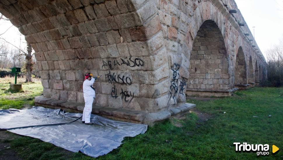 El Ayuntamiento no da tregua a las pintadas vandálicas y limpia más de 4.000 en un solo año