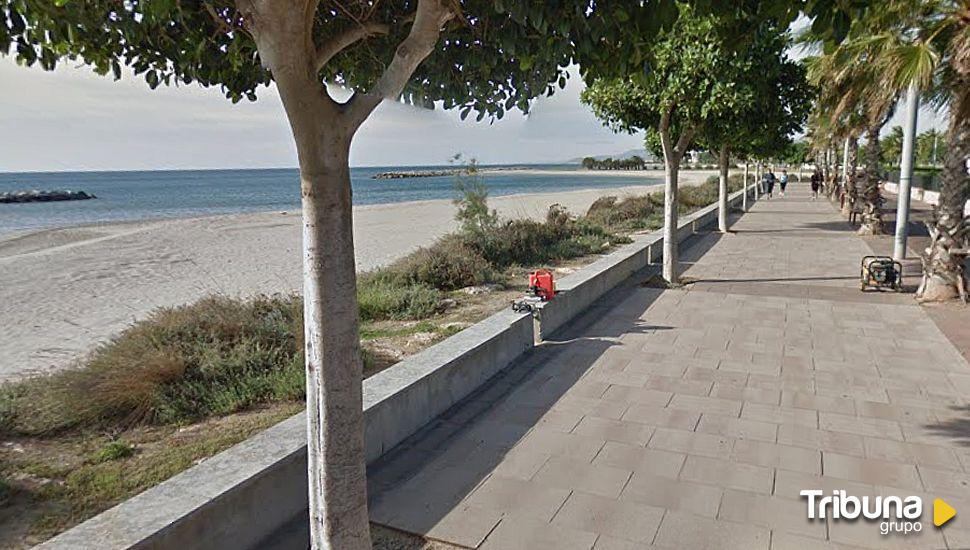 Trasladada al hospital al caerle encima un parapente en una playa de Cambrils