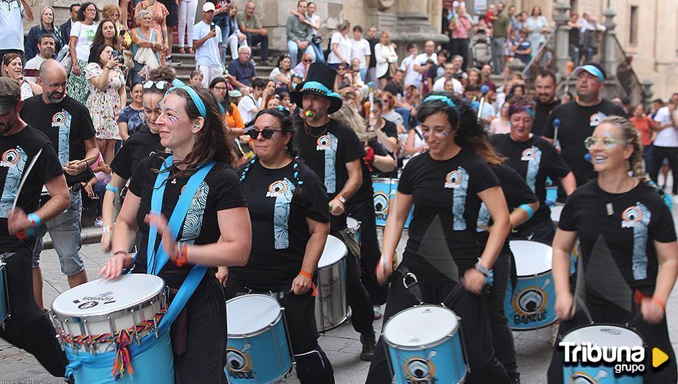 El 'buenrollismo' del II Encuentro de Batucadas de Ciudades Patrimonio de la Humanidad embriaga Salamanca