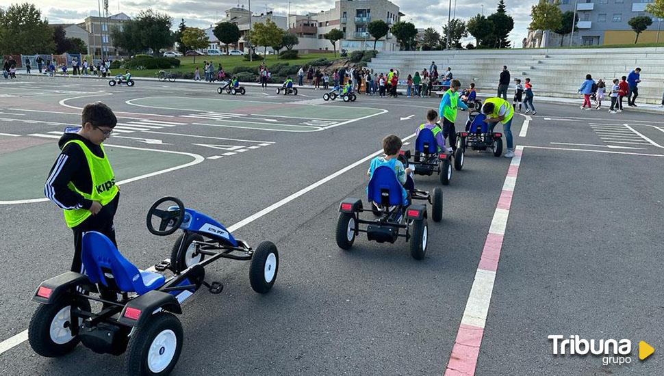 Karts a pedales para aprender seguridad vial en Carbajosa