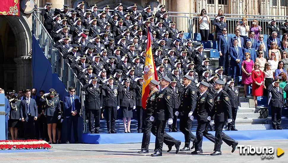 Izado solemne de bandera en Salamanca en honor del bicentenario de la Policía Nacional