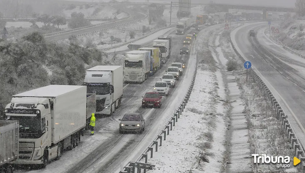 La nieve deja atrapados camiones y coches en la A-66 entre Guijuelo y Béjar