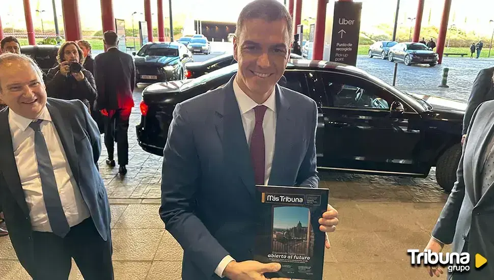 Pedro Sánchez recibe la nueva revista de turismo de TRIBUNA