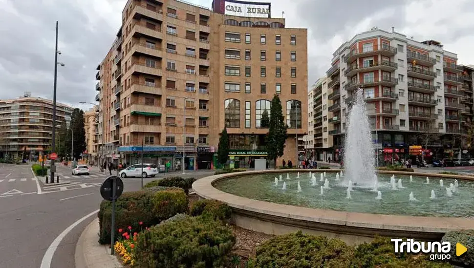 La fuente de la Puerta de Zamora, de naranja y azul con motivo del Día Mundial de la Parálisis Cerebral