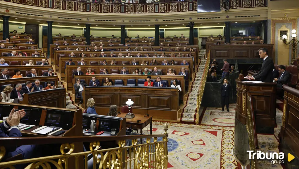 La rotura de un escaño interrumpe la intervención de Sánchez en el Congreso 