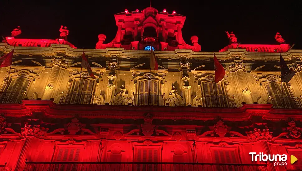 Los colores de la bandera de España lucen en la fachada del Ayuntamiento de Salamanca 