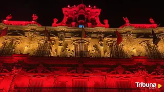 Los colores de la bandera de España lucen en la fachada del Ayuntamiento de Salamanca 