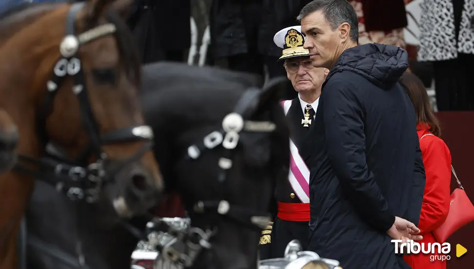 La lluvia no ha apagado algunos pitos y abucheos a Pedro Sánchez al llegar al desfile y a su conclusión