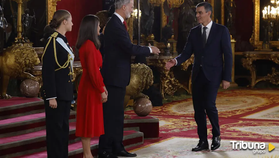 La presidenta de la AVT se encara con Pedro Sánchez en uno de los corrillos de la recepción en el Palacio Real