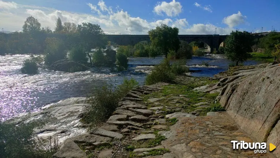 El tramo del río Tormes a su paso por el Puente del Congosto, en alerta amarilla 