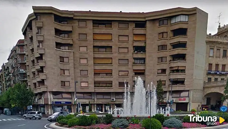 El Día de la Espondilitis Anquilosante iluminará de azul la fuente de la Puerta de Zamora