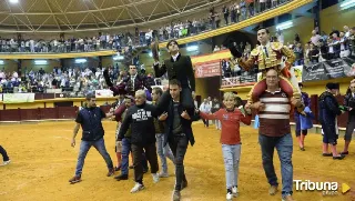 Ismael Martín, cuatro orejas y rabo, rompe el molde en la corrida de Alba de Tormes.