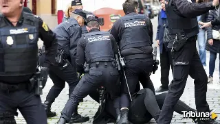 Tensión en la Plaza del Oeste por los árboles: Un detenido y dos agentes heridos leves 