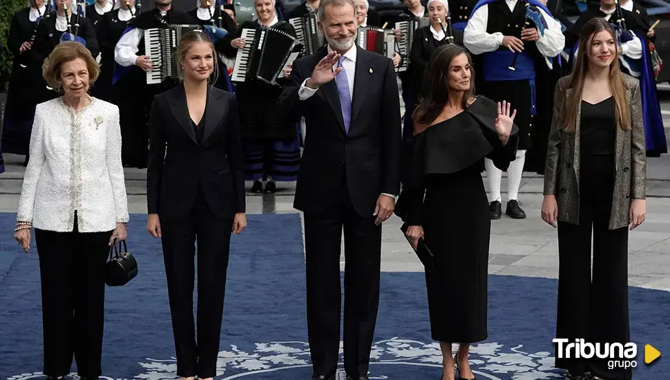 El esmoquin de la princesa Leonor y el sofisticado vestido de la reina Letizia se llevan todas las miradas