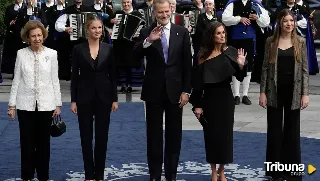 El esmoquin de la princesa Leonor y el sofisticado vestido de la reina Letizia se llevan todas las miradas