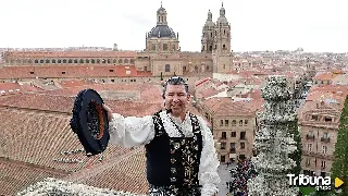 El Mariquelo recuerda a las víctimas de la DANA en su subida a la torre de las campanas de Salamanca