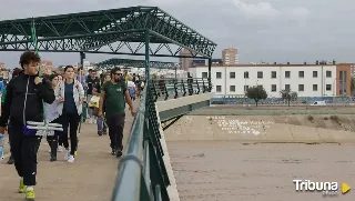 Un río de gente con cubos, escobas y agua sale a pie de Valencia para ayudar