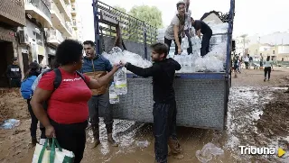 Sábanas en balcones para pedir ayuda, reparto de comida y cubas con agua potable