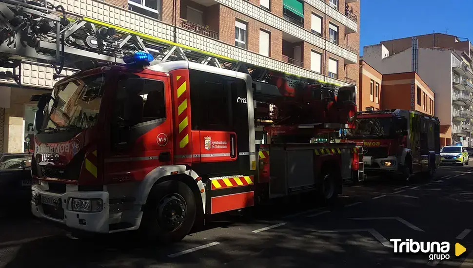 Una persona herida con quemaduras en un incendio en una vivienda de la calle Ribera del Puente en Salamanca