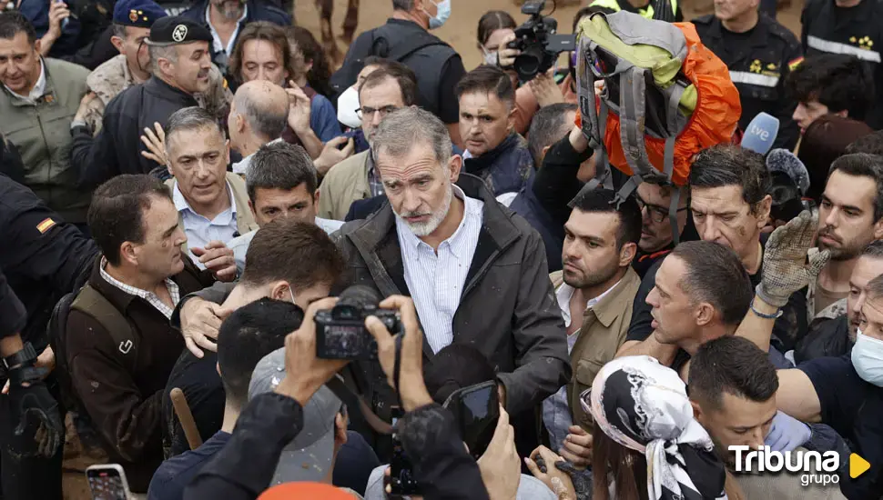 Insultos y lanzamiento de barro a la comitiva de los Reyes al llegar al centro de Paiporta