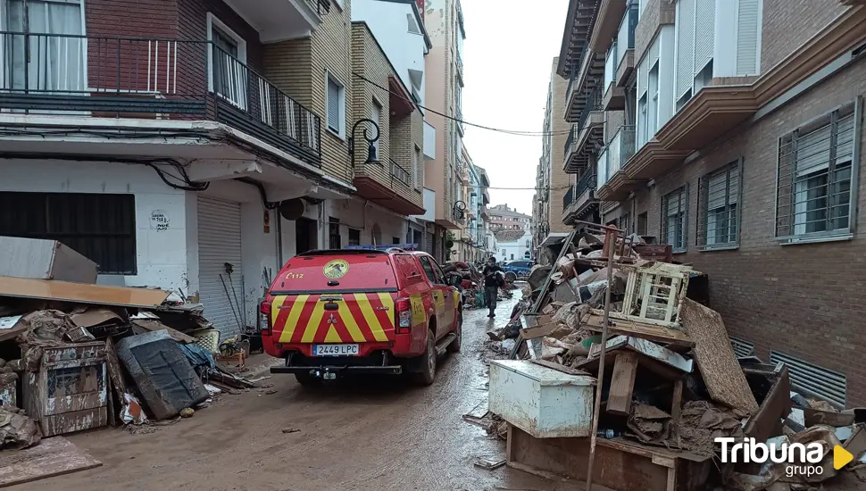 Los bomberos del Ayuntamiento de Salamanca trabajan en el achique de agua de garajes y viviendas en Aldaya