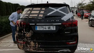 Un detenido por golpear con un palo el coche de Sánchez en la visita a Paiporta