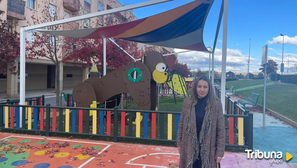 Una nueva y colorida lona protege el parque infantil en la carretera de Nuevo Naharros