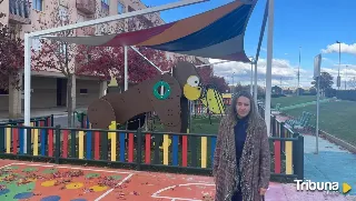 Una nueva y colorida lona protege el parque infantil en la carretera de Nuevo Naharros