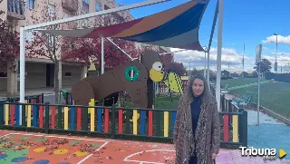 Una nueva y colorida lona protege el parque infantil en la carretera de Nuevo Naharros