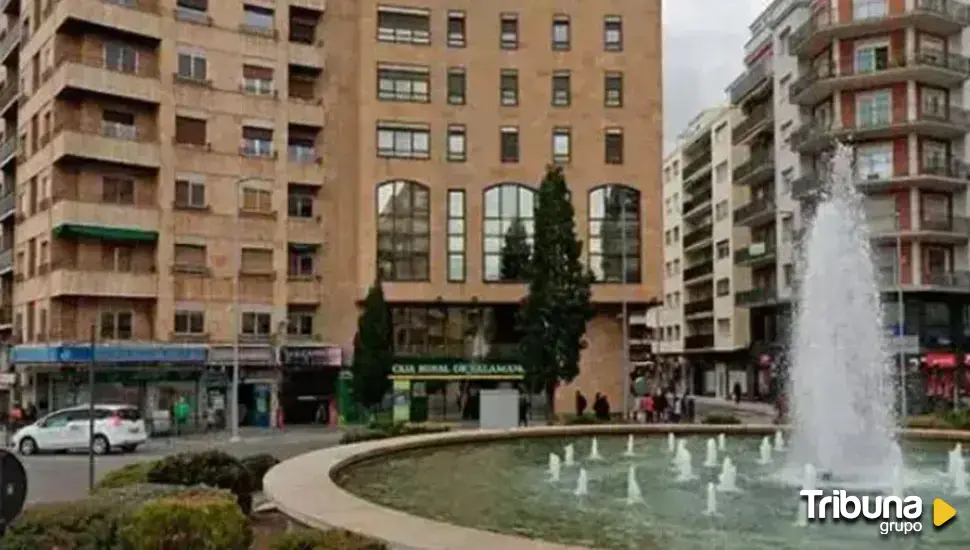 La fuente de la Puerta Zamora, de azul y blanco por el Día Mundial Sin Alcohol