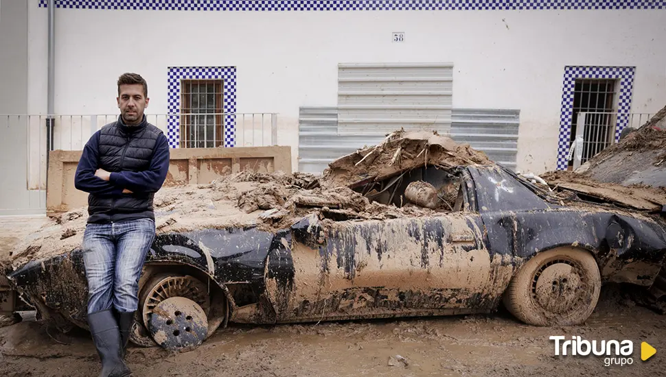 La réplica del 'coche fantástico' sepultada entre el lodo de la DANA 