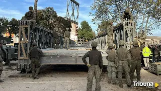 Los militares de Salamanca levantan un puente para salvar el barranco del Poyo, en Picaña