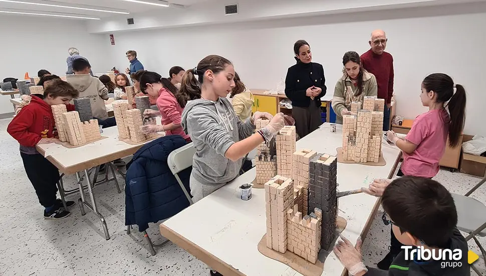 Entrega de diplomas a los participantes en el taller de belenes navideños 