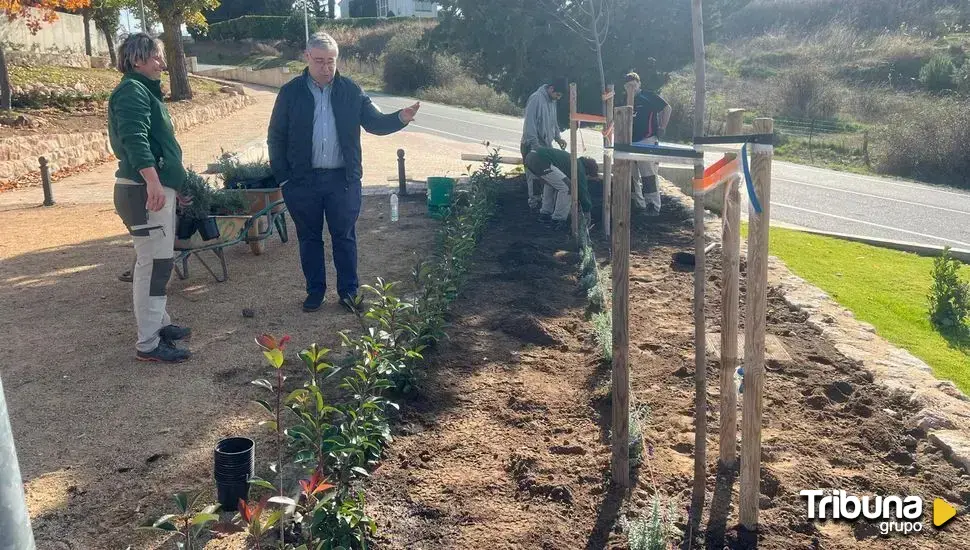 Los alumnos de la AFE 'Espacios Verdes Carbajosa' recuperan el entorno de la Fuente de Valdehigal 