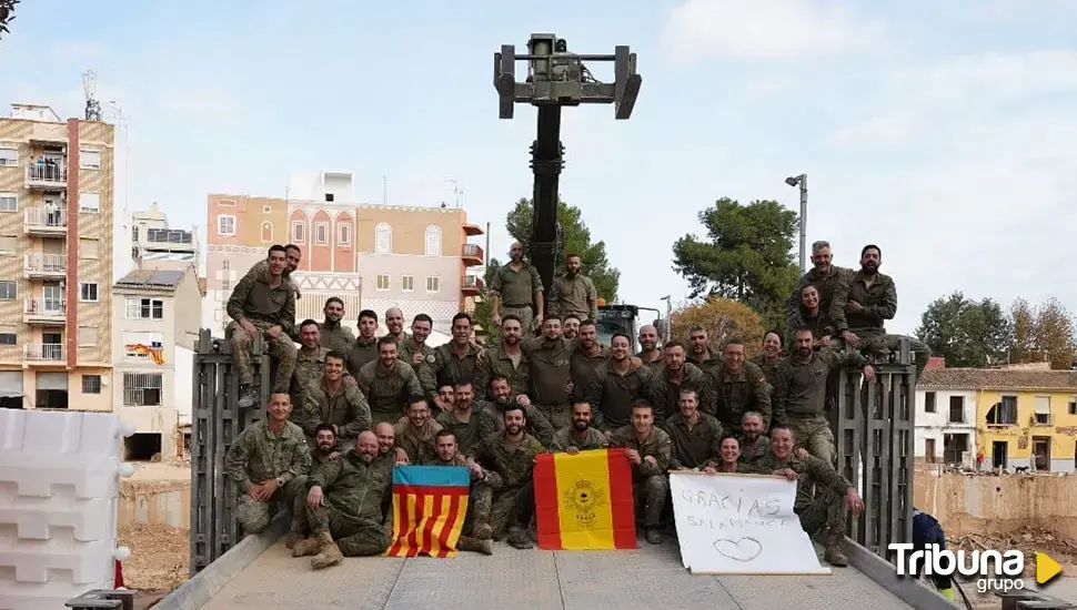 Una imagen para la historia: los militares de Salamanca posan en el puente que han levantado en Picaña