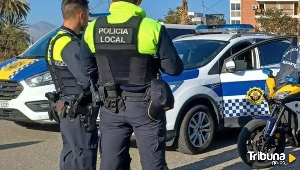 Acaba en el camión de la basura tras caer por accidente a un contenedor buscando su móvil