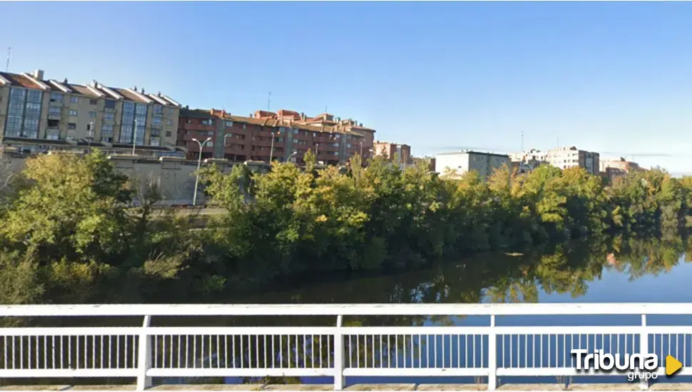 Amplio despliegue de bomberos y sanitarios tras caer al río una mujer desde el puente Felipe VI