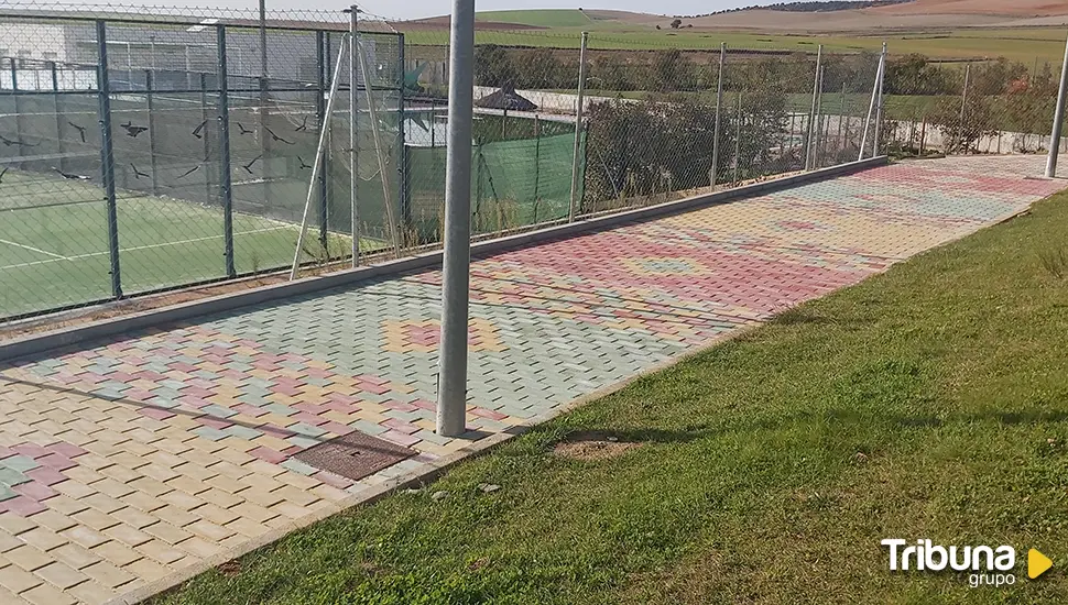 La pavimentación de los caminos del merendero de la piscina de Aldeatejada mejora la accesibilidad de la zona