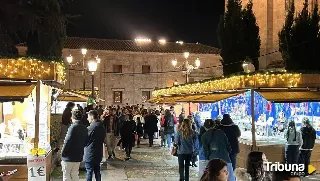 El mercado de Navidad abre en la Plaza de Anaya después del retraso obligado por la DANA