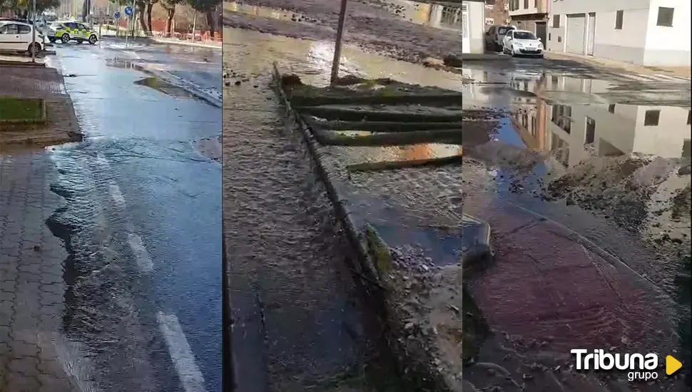 El agua toma la calle tras la rotura de una tubería en la avenida Lasalle de Salamanca 