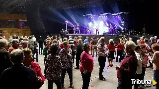 Navidad con música y chocolate en el tradicional baile de los mayores 