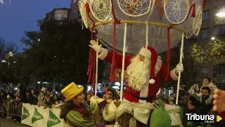 Papá Noel, a bordo de un globo, aterriza en Salamanca 